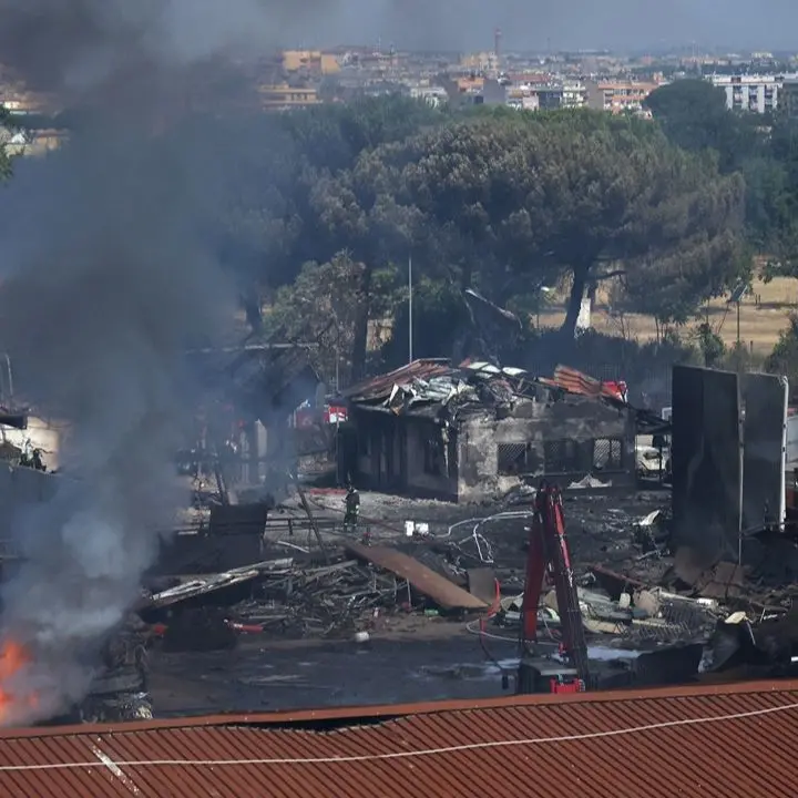 Esplosione in un distributore di carburante a Roma, Arpa Lazio: «Incendio ha generato diossina»