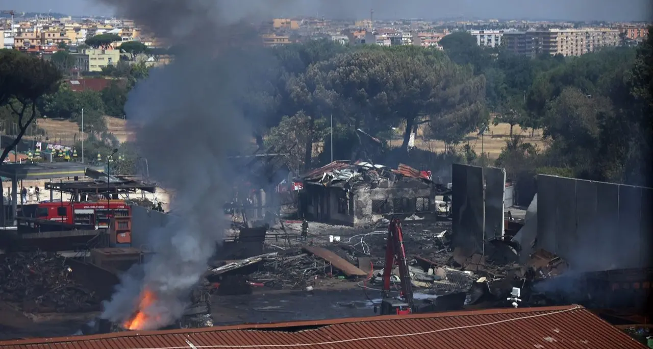 Esplosione in un distributore di carburante a Roma, Arpa Lazio: «Incendio ha generato diossina»