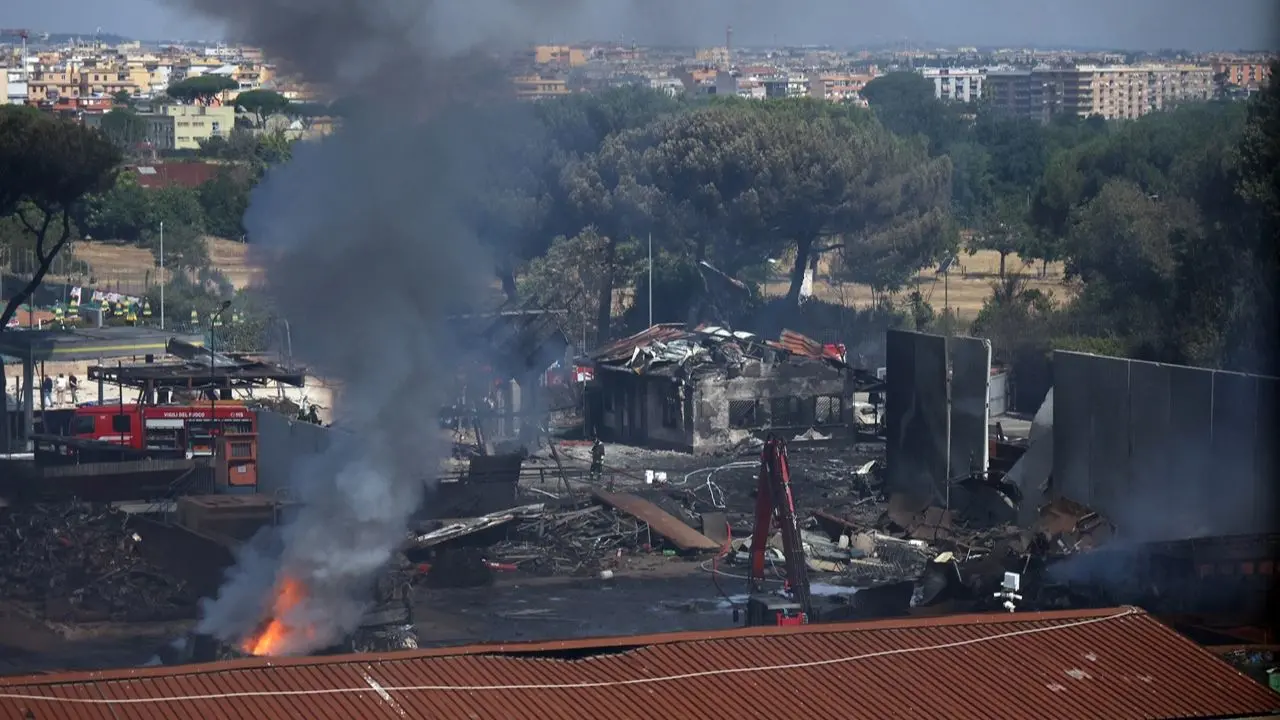 Esplosione in un distributore di carburante a Roma, Arpa Lazio: «Incendio ha generato diossina»