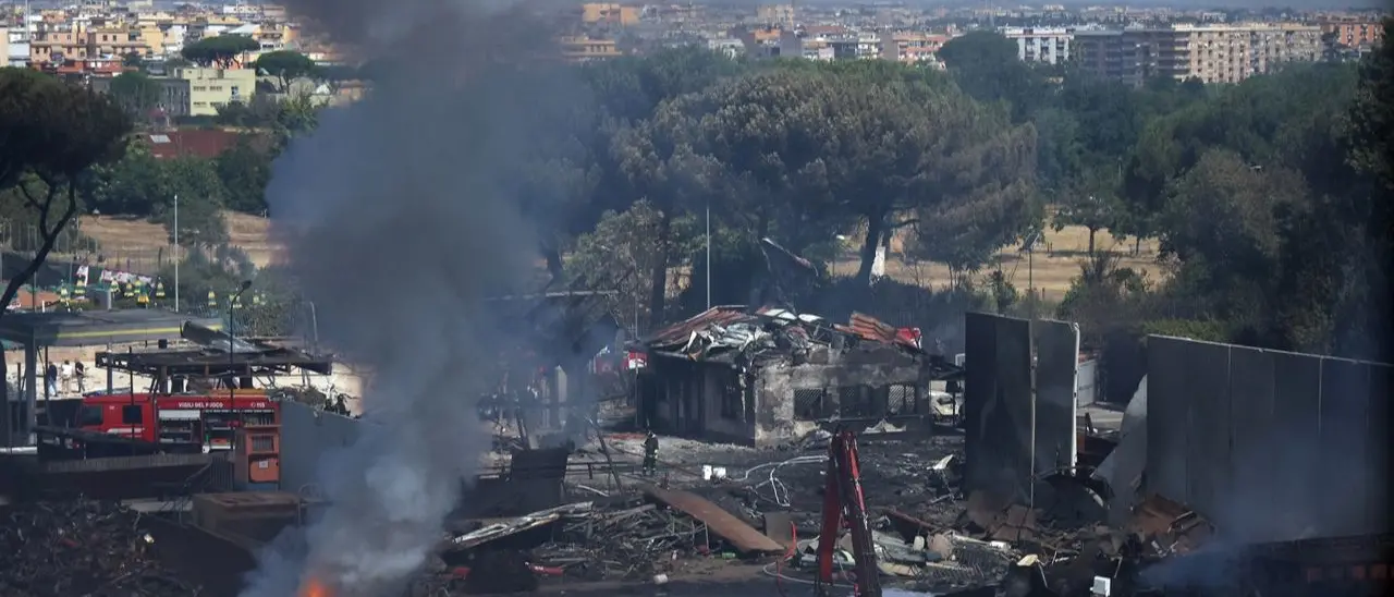 Esplosione in un distributore di carburante a Roma, Arpa Lazio: «Incendio ha generato diossina»