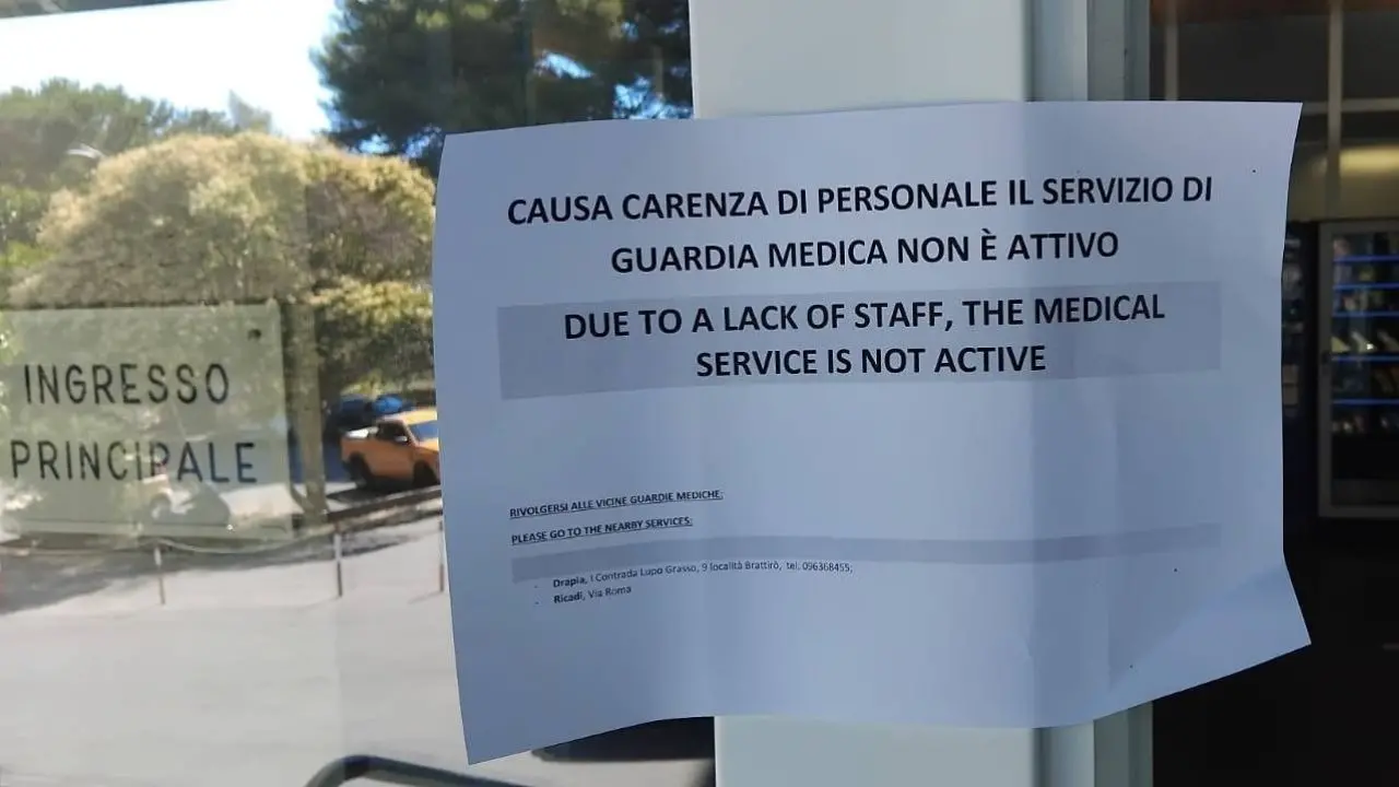 Tropea, sparisce il cartello che annunciava la sospensione del servizio di guardia medica\n