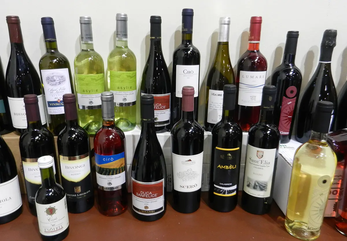 Il vino italiano (e quello calabrese) nel 2024: dai 659 milioni di bottiglie del Prosecco Doc ai 3,41 del Cirò Doc\n