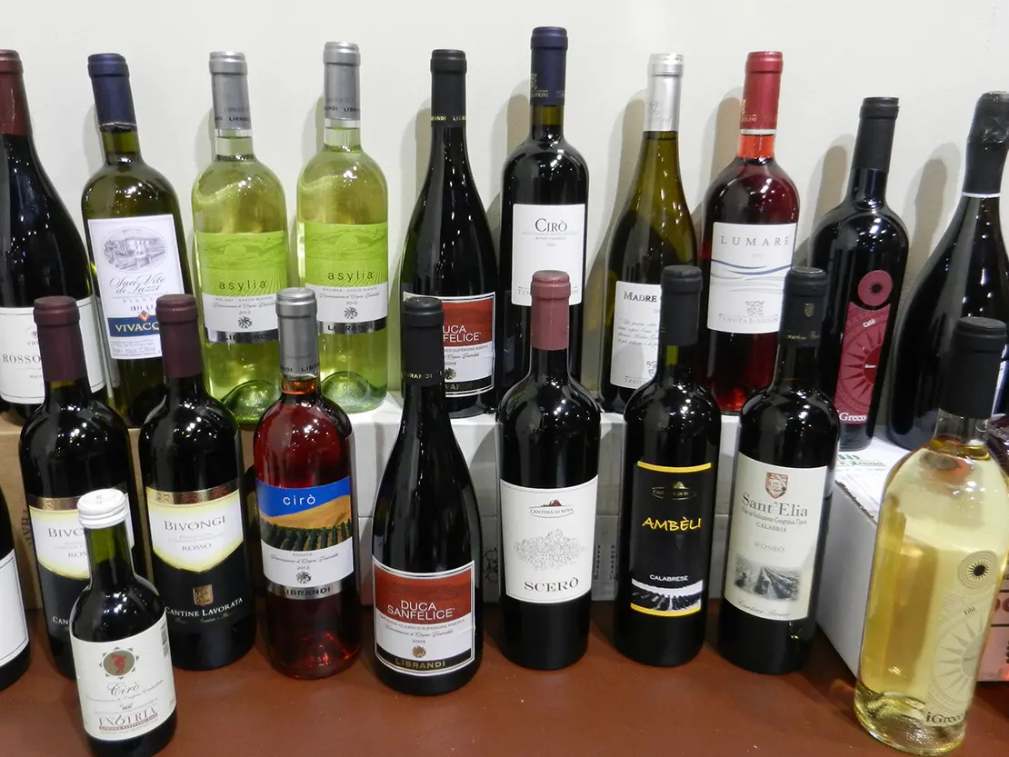 Il vino italiano (e quello calabrese) nel 2024: dai 659 milioni di bottiglie del Prosecco Doc ai 3,41 del Cirò Doc