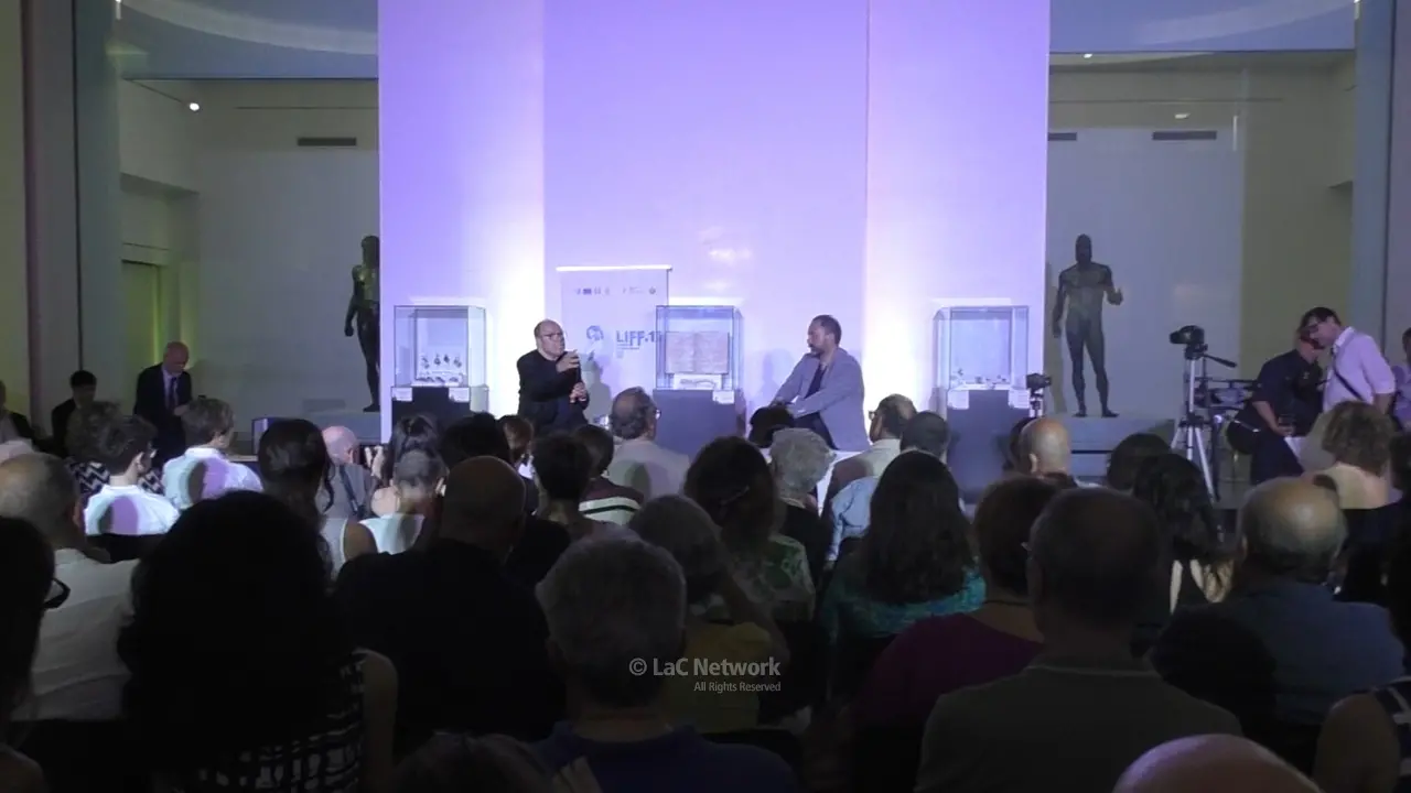 <p>Carlo Verdone conversa con Gianlorenzo Franz&igrave;&nbsp;in piazza Paolo Orsi al Museo in fest a Reggio Calabria</p>\\n