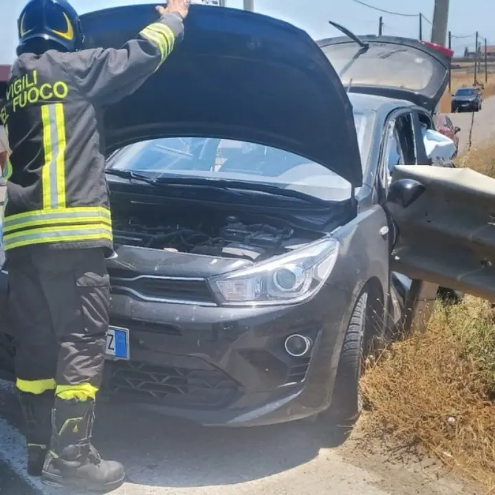 Incidente sulla 106 a Crotone, coinvolte tre auto: una donna trasportata in ospedale\n