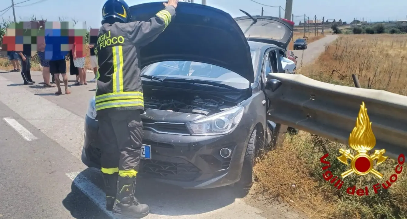 Incidente sulla 106 a Crotone, coinvolte tre auto: una donna trasportata in ospedale\n