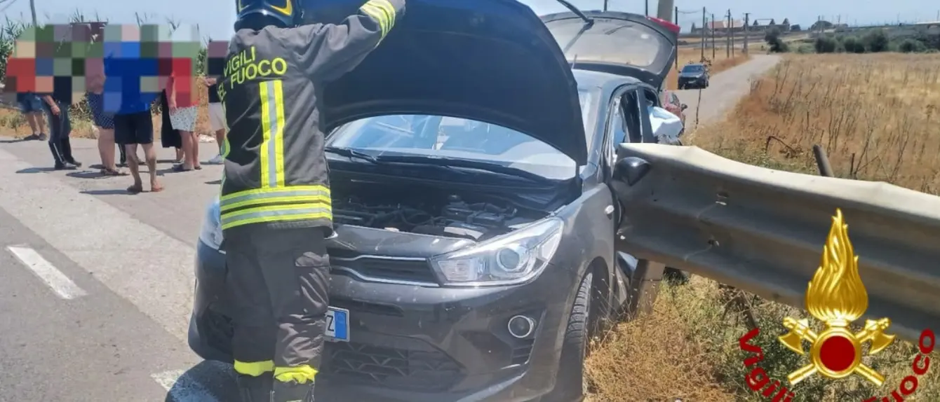 Incidente sulla 106 a Crotone, coinvolte tre auto: una donna trasportata in ospedale\n