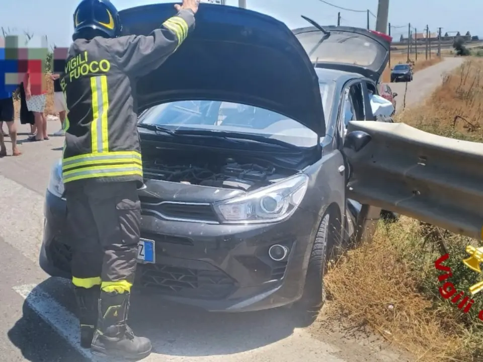 Incidente sulla 106 a Crotone, coinvolte tre auto: una donna trasportata in ospedale