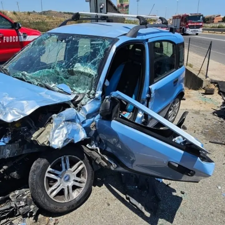 Ennesimo incidente sulla 106 a Cropani, tre feriti di cui uno grave: interviene l’elisoccorso\n