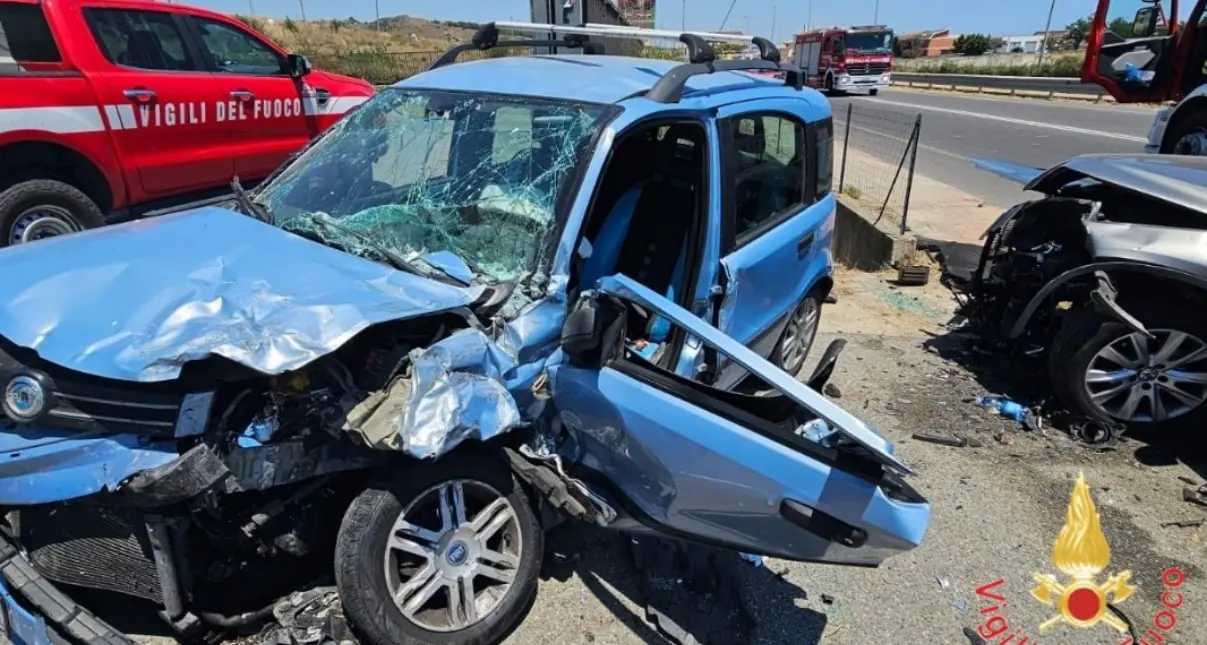 Ennesimo incidente sulla 106 a Cropani, tre feriti di cui uno grave: interviene l’elisoccorso\n