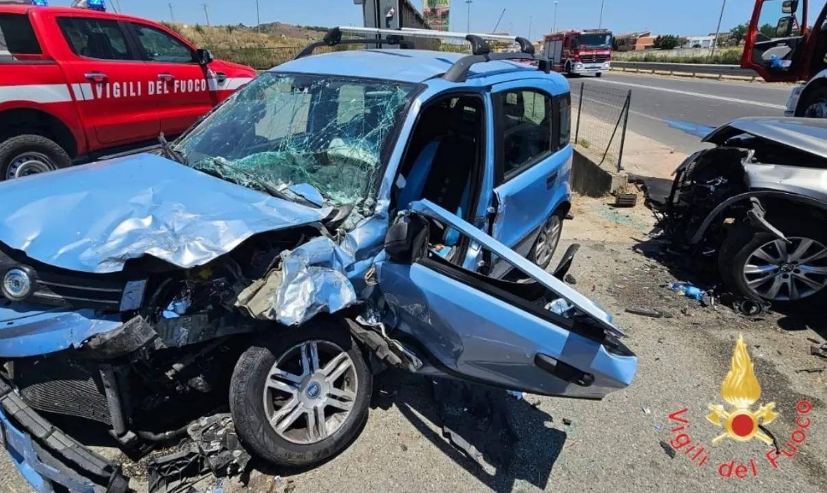 Ennesimo incidente sulla 106 a Cropani, tre feriti di cui uno grave: interviene l’elisoccorso\n