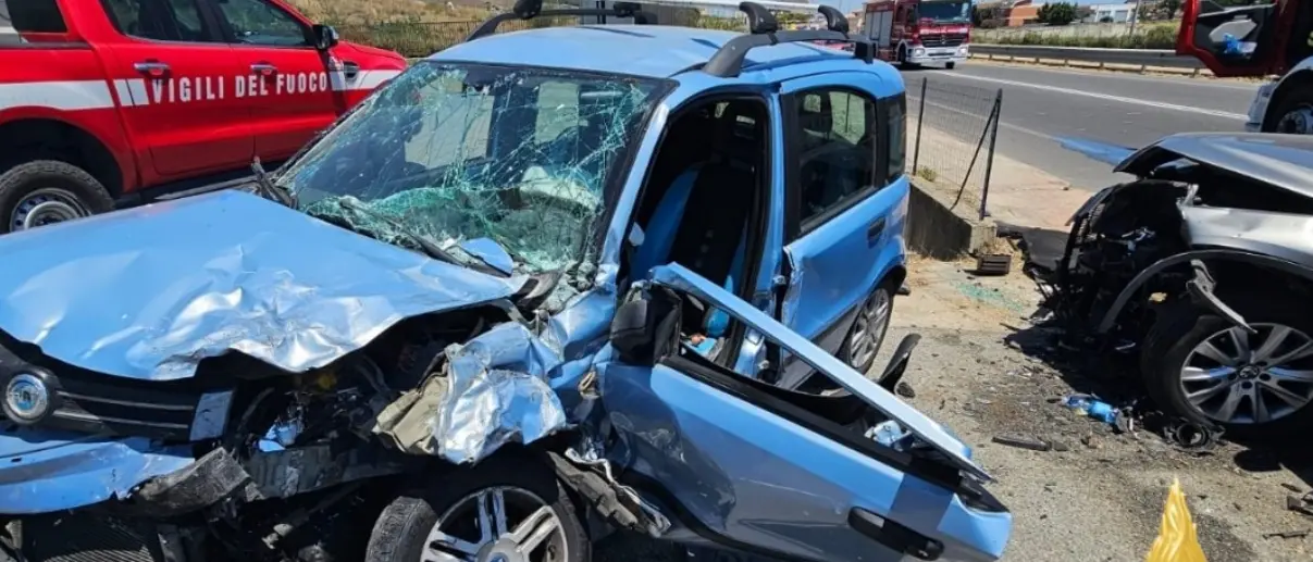 Ennesimo incidente sulla 106 a Cropani, tre feriti di cui uno grave: interviene l’elisoccorso\n