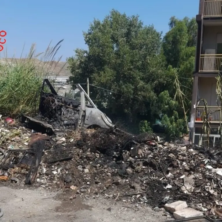 Catanzaro, discarica abusiva in fiamme: incendiati vecchie auto, elettrodomestici e pneumatici\n