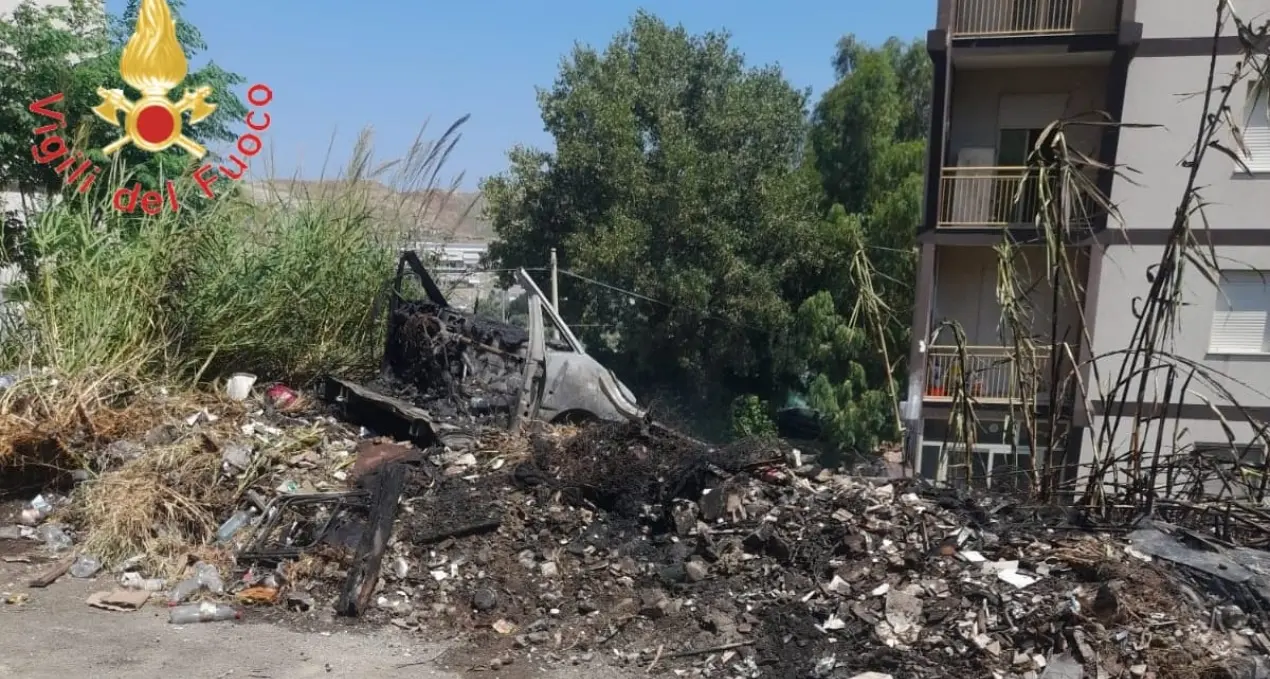 Catanzaro, discarica abusiva in fiamme: incendiati vecchie auto, elettrodomestici e pneumatici\n