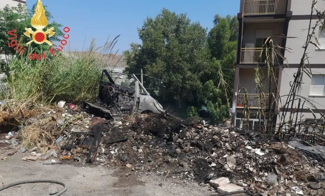 Catanzaro, discarica abusiva in fiamme: incendiati vecchie auto, elettrodomestici e pneumatici\n
