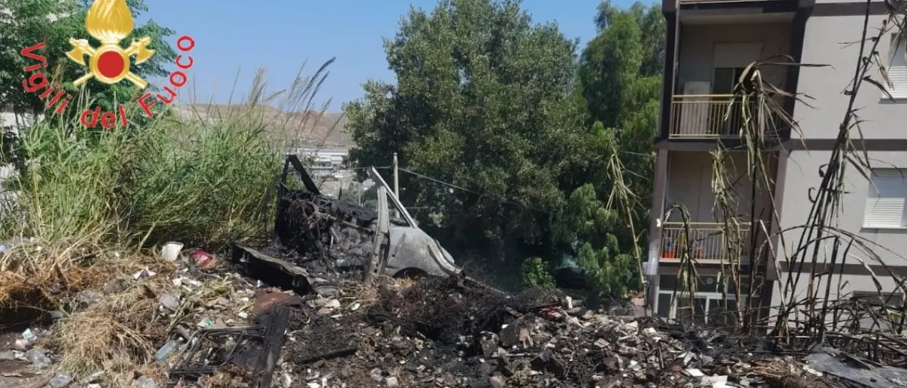 Catanzaro, discarica abusiva in fiamme: incendiati vecchie auto, elettrodomestici e pneumatici\n