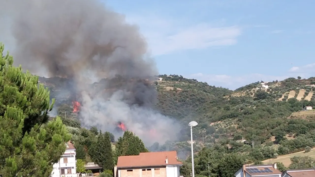 Domenica di fuoco a Bisignano: diversi incendi attraversano valli e zone montuose- Video\n