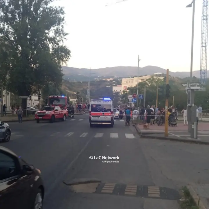 Tragico incidente a Cosenza, scontro tra due auto: donna muore davanti alla nipote 12enne\n