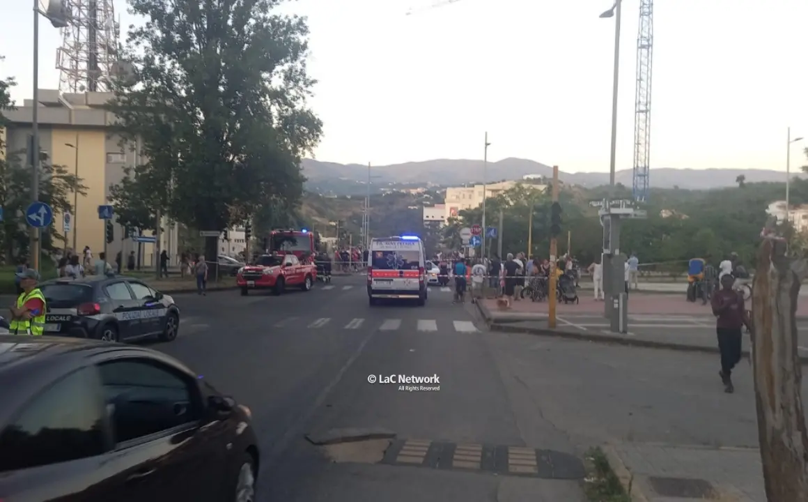 Tragico incidente a Cosenza, scontro tra due auto: donna muore davanti alla nipote 12enne\n