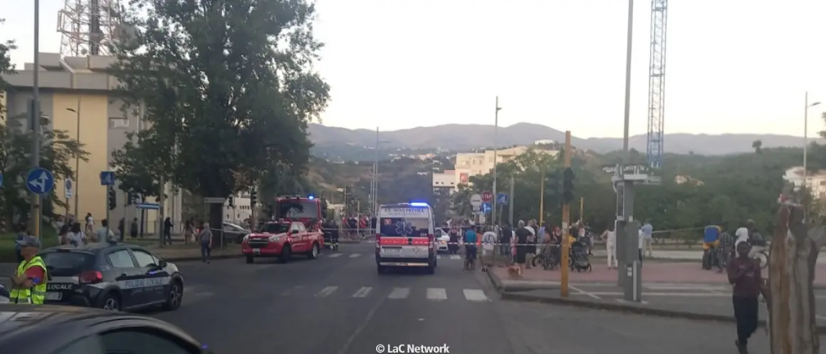 Tragico incidente a Cosenza, scontro tra due auto: donna muore davanti alla nipote 12enne\n