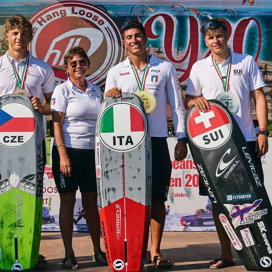 Calabria capitale del kite: Europei giovanili da record a Gizzeria, vince l’azzurro Riccardo Pianosi\n