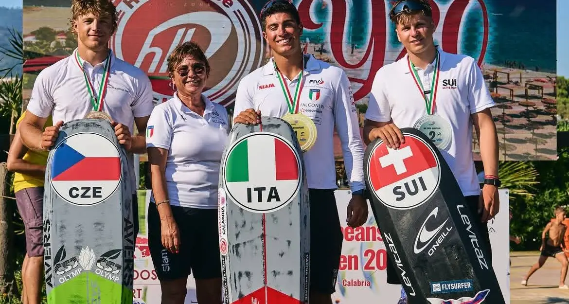 Calabria capitale del kite: Europei giovanili da record a Gizzeria, vince l’azzurro Riccardo Pianosi\n