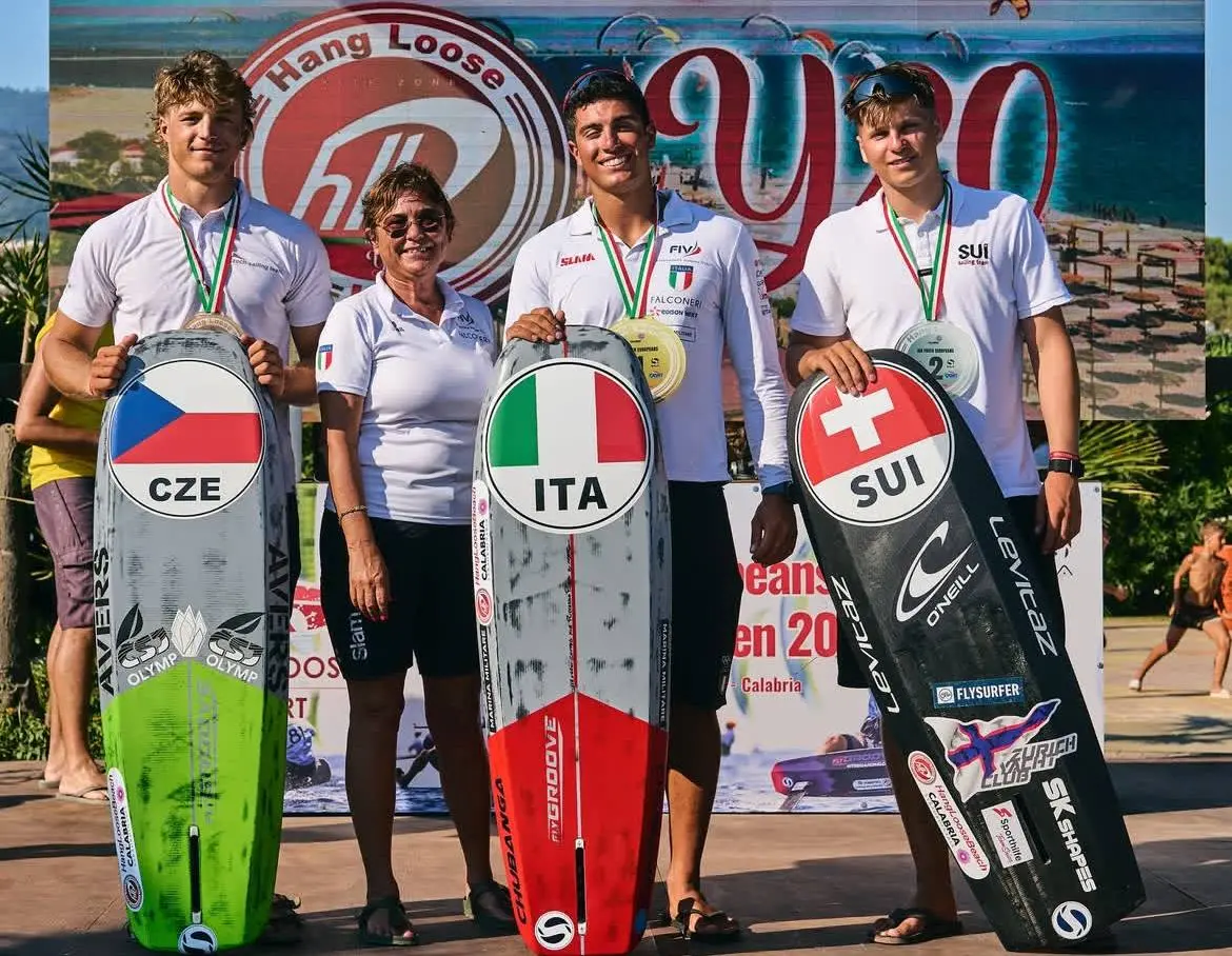 Calabria capitale del kite: Europei giovanili da record a Gizzeria, vince l’azzurro Riccardo Pianosi\n