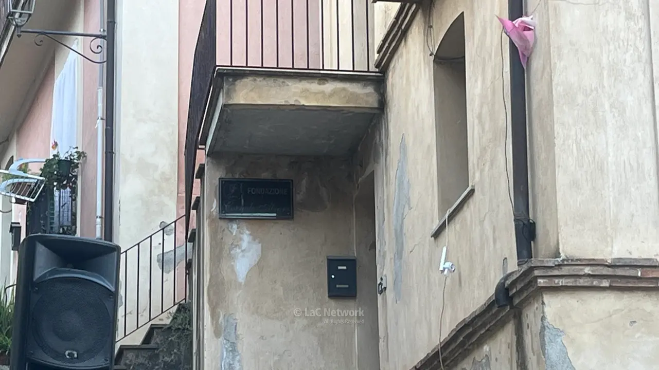 <p>La sede della Fondazione Corrado Alvaro presso la casa natia dello scrittore a San Luca</p>\\n