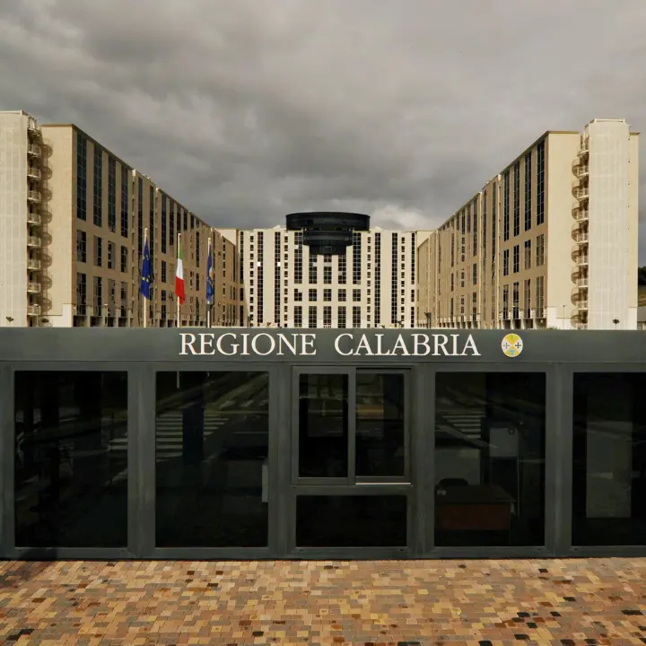 Regione Calabria, l’indagine della Procura lambisce i piani alti: nel mirino gli incarichi a professionisti e comunicatori\n