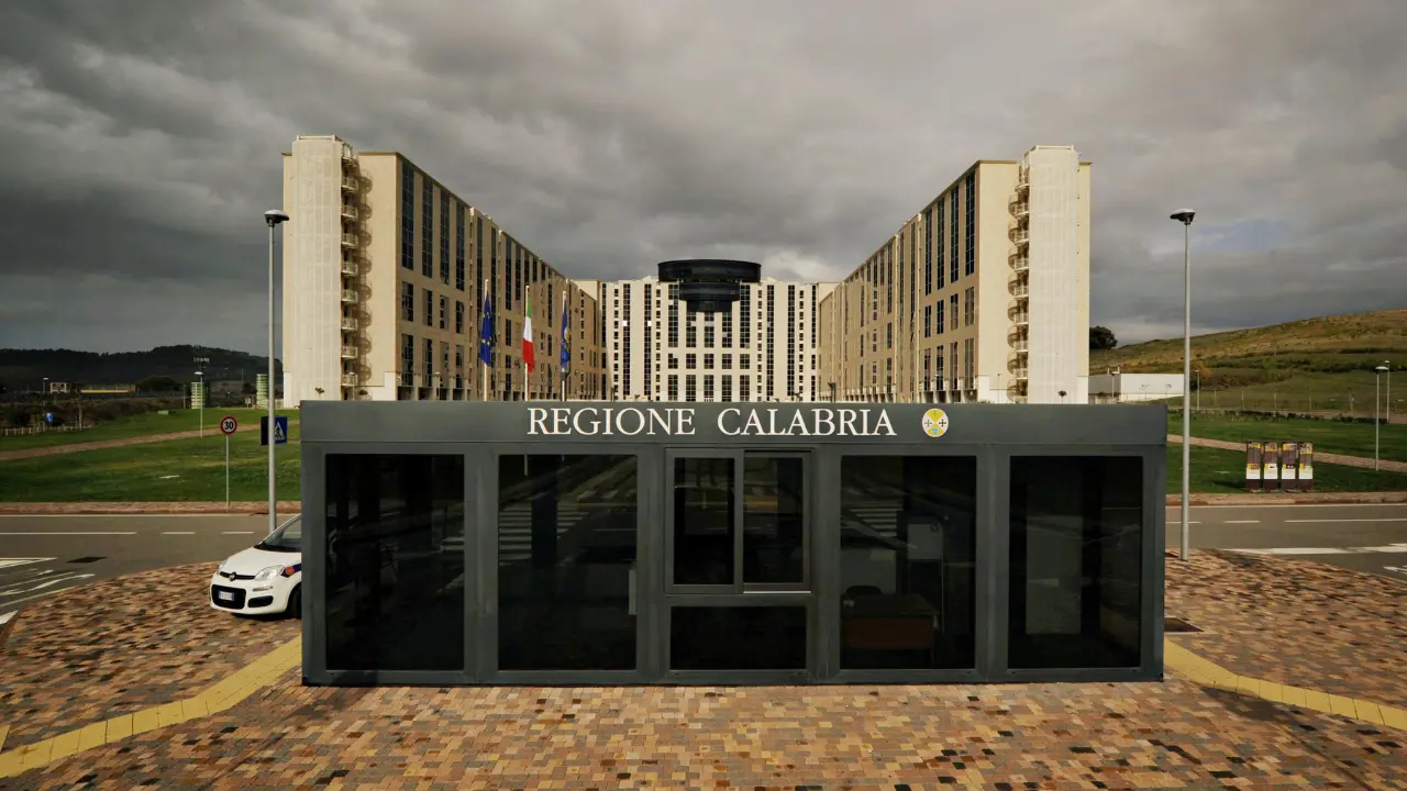 Regione Calabria, l’indagine della Procura lambisce i piani alti: nel mirino gli incarichi a professionisti e comunicatori