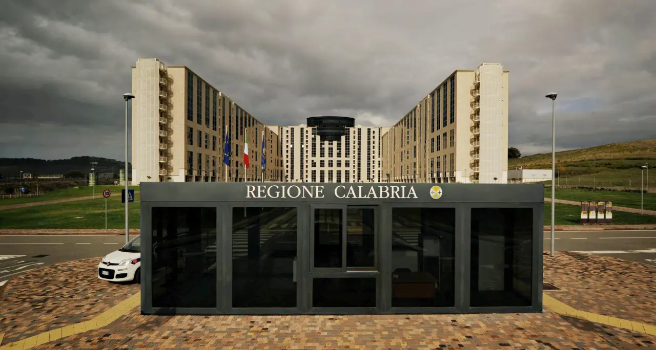 Regione Calabria, l’indagine della Procura lambisce i piani alti: nel mirino gli incarichi a professionisti e comunicatori\n