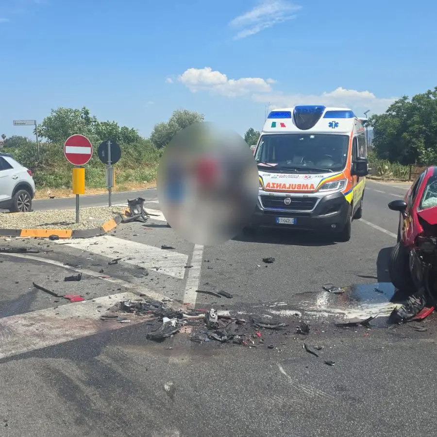 Corigliano Rossano, ancora un incidente sulla statale 106: due feriti, interviene l’elisoccorso\n