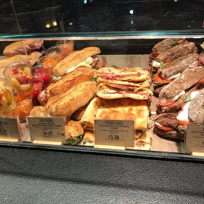 In autogrill un panino costa come un pranzo: aumenti record per caffè, acqua e snack\n