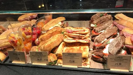 In autogrill un panino costa come un pranzo: aumenti record per caffè, acqua e snack\n