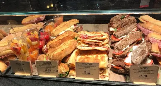 In autogrill un panino costa come un pranzo: aumenti record per caffè, acqua e snack\n