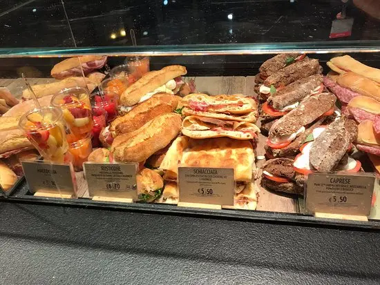In autogrill un panino costa come un pranzo: aumenti record per caffè, acqua e snack\n