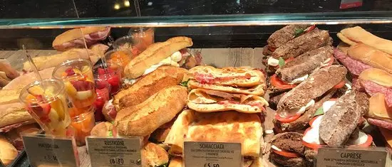 In autogrill un panino costa come un pranzo: aumenti record per caffè, acqua e snack\n