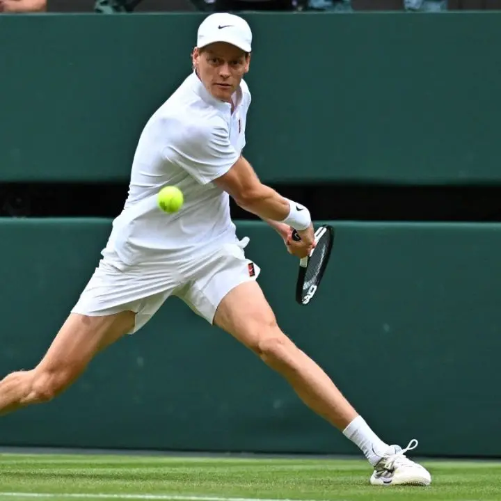 Tennis, Dimitrov avanti di due set si ritira in lacrime: Sinner accede ai quarti a Wimbledon\n