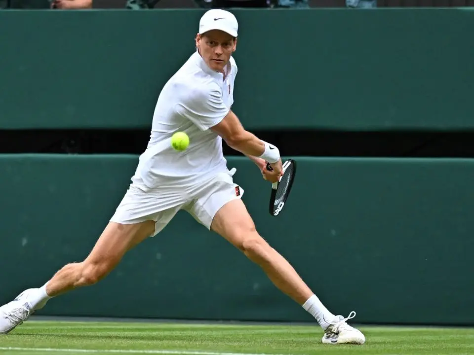Tennis, Dimitrov avanti di due set si ritira in lacrime: Sinner accede ai quarti a Wimbledon