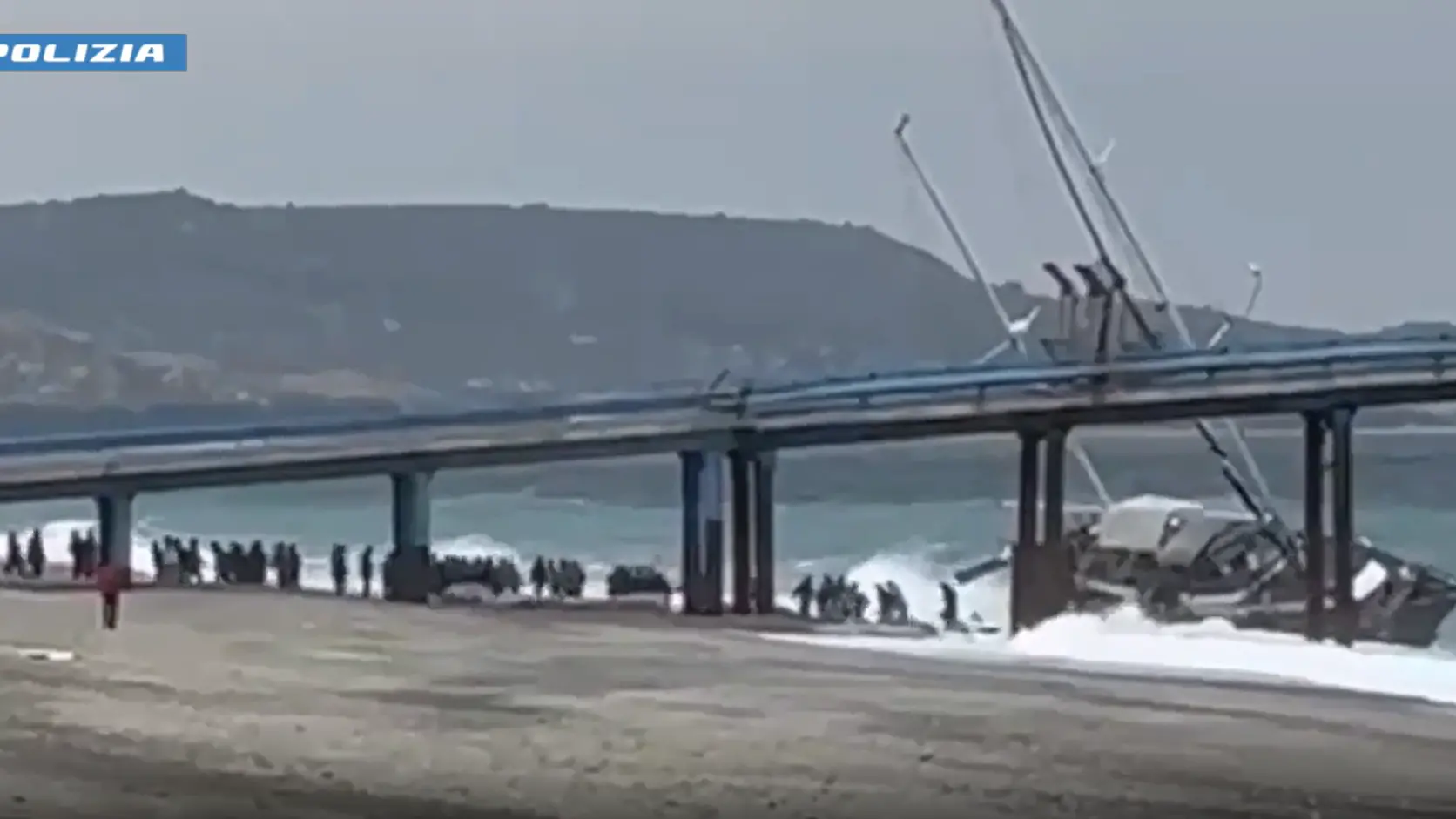 Dalla Turchia alla Calabria stipati su barche a vela, smantellato maxi traffico di migranti: 25 arresti 