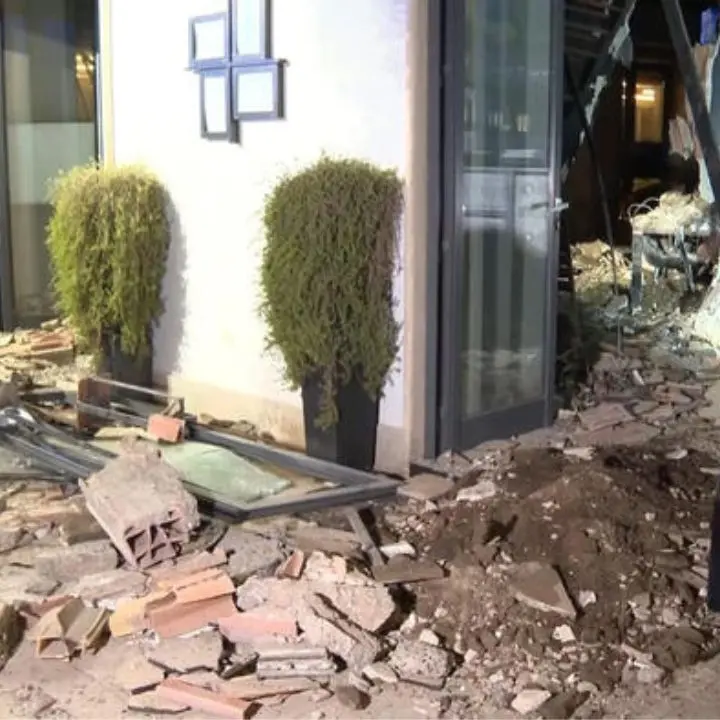 Crolla il tetto di un ristorante stellato a Terracina: morta la sommelier, 10 feriti\n