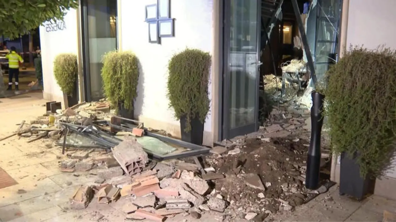 Le macerie del tetto del ristorante crollato a Terracina (Foto Ansa)