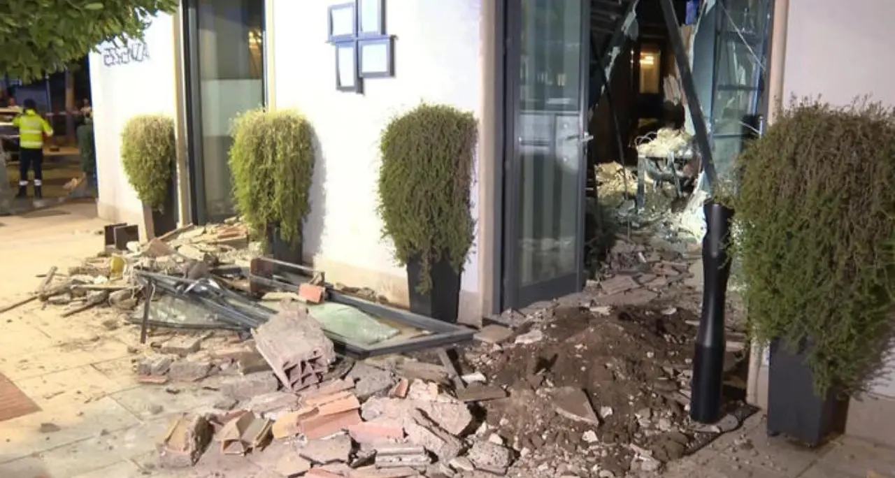 Crolla il tetto di un ristorante stellato a Terracina: morta la sommelier, 10 feriti\n