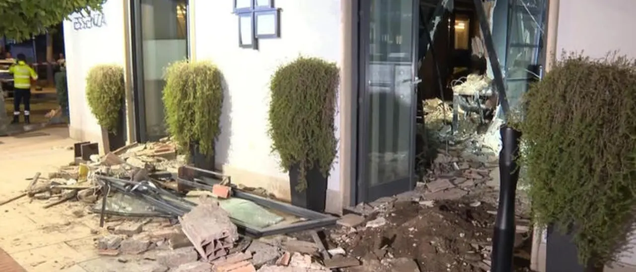 Crolla il tetto di un ristorante stellato a Terracina: morta la sommelier, 10 feriti\n