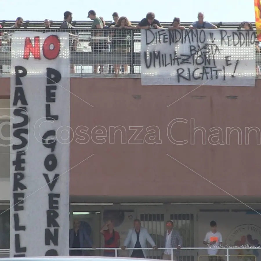 L'Unical festeggia l'anno accademico, ma fuori dall'Aula c'è anche chi protesta