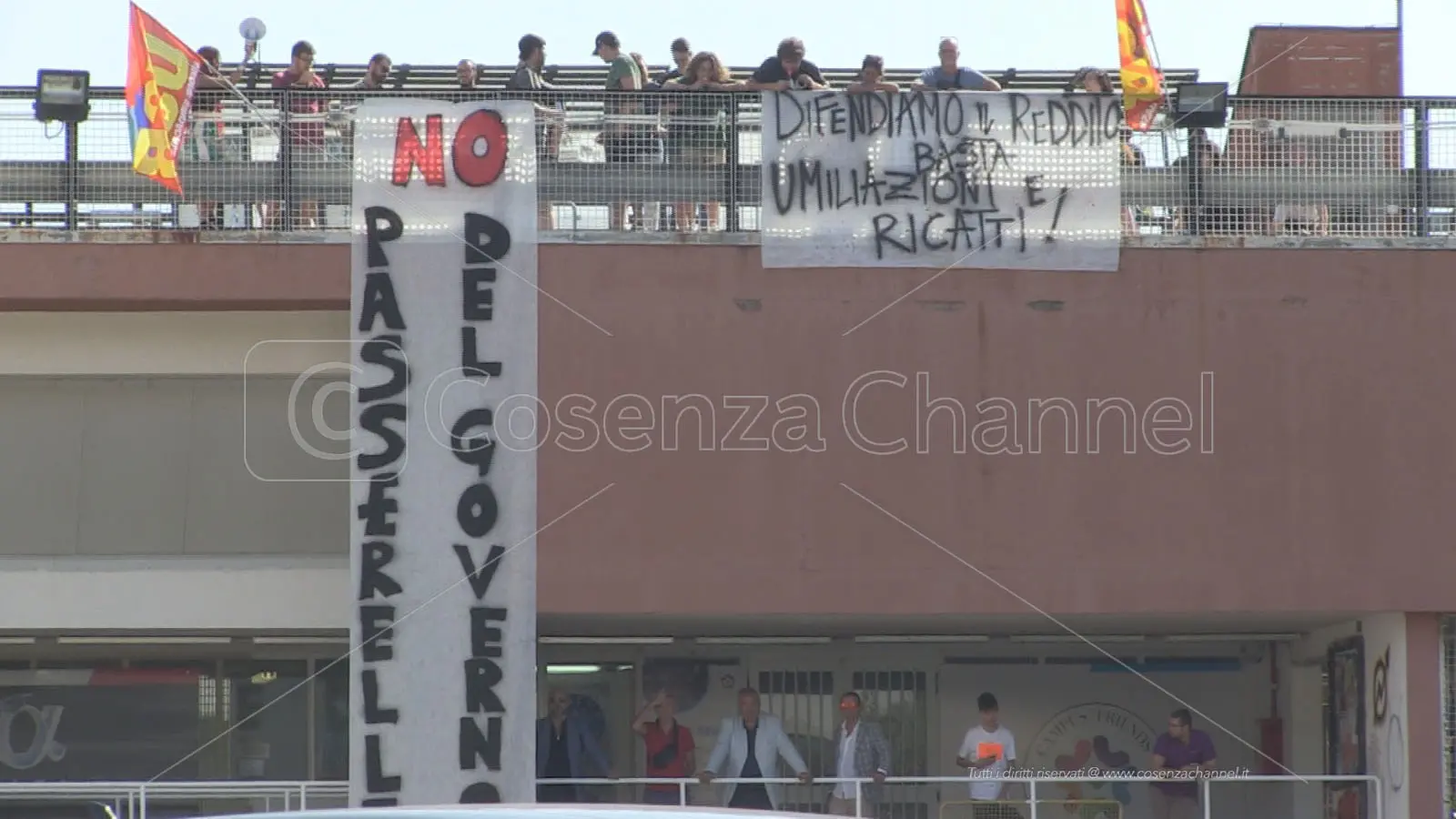 L'Unical festeggia l'anno accademico, ma fuori dall'Aula c'è anche chi protesta