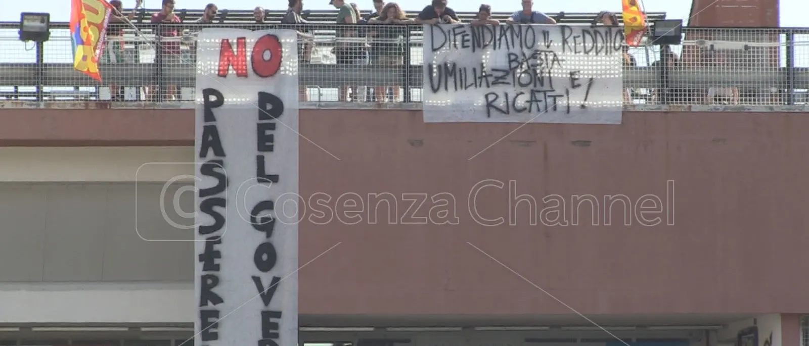 L'Unical festeggia l'anno accademico, ma fuori dall'Aula c'è anche chi protesta