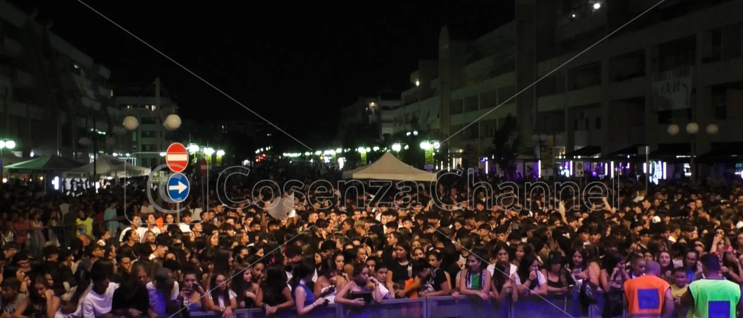 Settembre rendese «in 30mila per Geolier». Bagno di folla senza precedenti per il trapper napoletano | FOTO