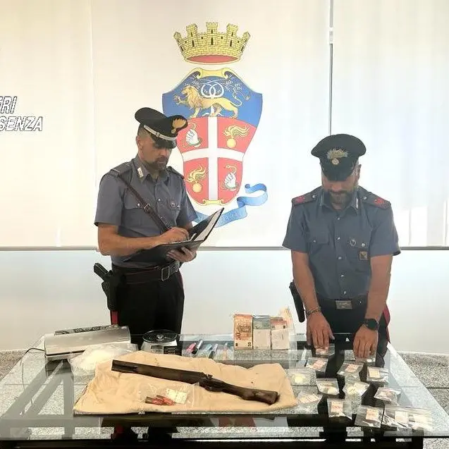 Arrestati padre e figlio di Luzzi. Nascondevano in casa droga e un fucile a canne mozze