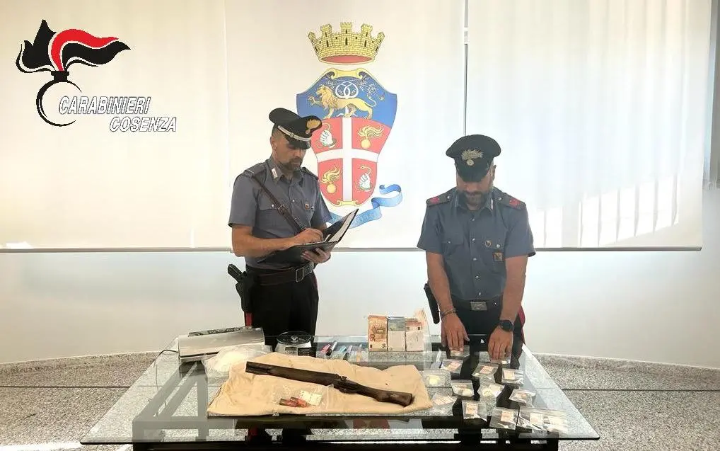 Arrestati padre e figlio di Luzzi. Nascondevano in casa droga e un fucile a canne mozze